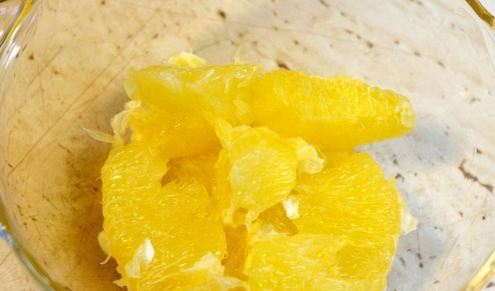 1. Этап. Куриная грудка с апельсинами: Сначала на мелкой теркой натрите цедру апельсина. Очистите апельсин от остатков кожуры, поделите на половинки. Одну половинку разделите на дольки, освободите от пленки. Апельсиновые дольки уберите пока в холодильник: они потом нам пригодятся. Вторую половину апельсина выжмем позже в маринад.