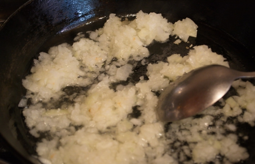 1. Этап. Борщ с пельменями: На растительном масле обжариваем лук.