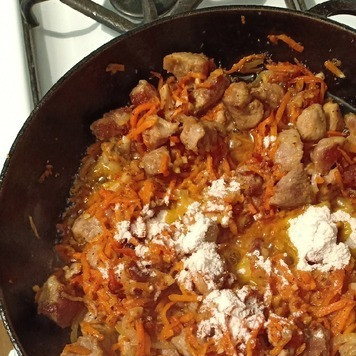 1. Этап. Подлива мясная: Добавить муку, и, постоянно помешивая, жарить еще около минуты на среднем огне.