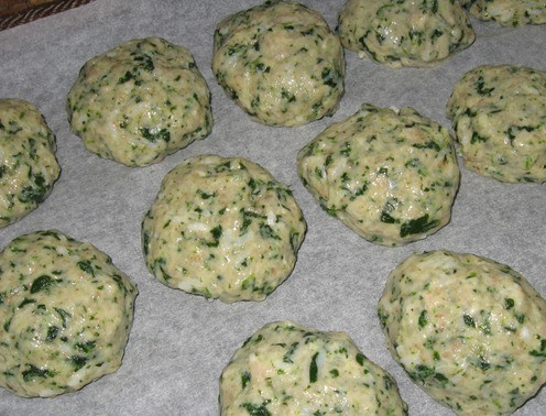 1. Этап. Куриные котлеты с рисом: Застелите противень пекарской бумагой и выложите на него котлетки.