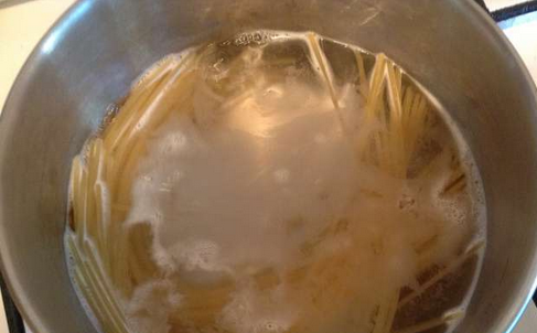 1. Этап. Макароны с колбасой и яйцом: 1. Макароны отвариваем, как указано на упаковке. Затем воду сливаем, а макароны полощем в холодной воде, чтобы не слиплись. Сливаем жидкость.