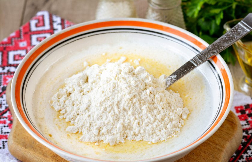 1. Этап. Оладьи-пиццы на молоке: Всыпьте муку и снова перемешайте, чтобы не было комочков. Тесто получится не сильно жидким, как на оладьи.