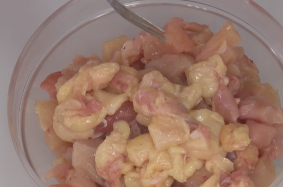 1. Этап. Котлеты из Макдональдса: Куриную грудку промойте и порежьте некрупно, добавьте к ней жир или сало.