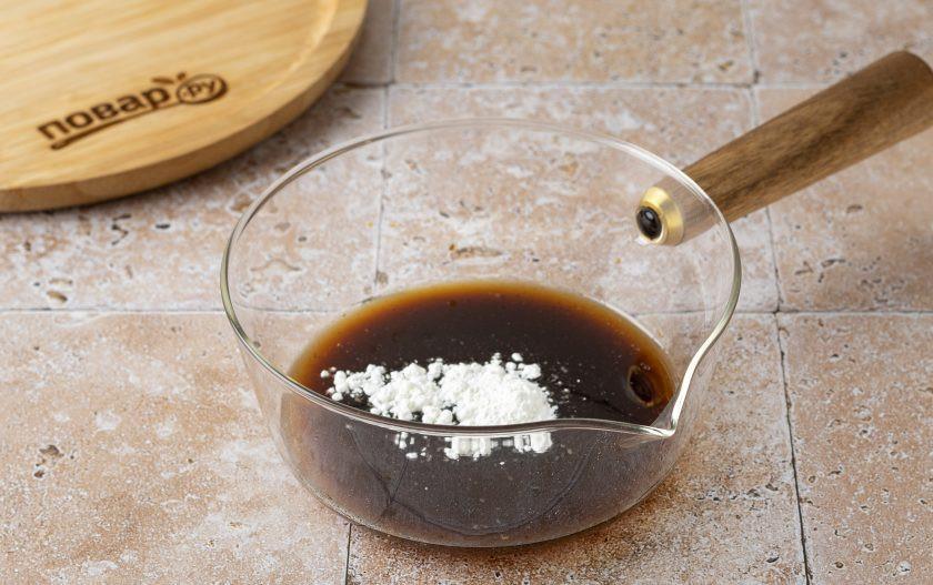 1. Этап. Соус Унаги: Добавьте сок имбиря и крахмал, размешайте так, чтобы не оставалось комочков.