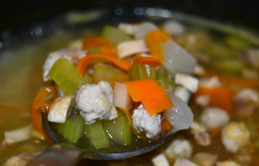 1. Этап. Диетический суп с сельдереем: 8. Выложите индюшиные фрикадельки и варите еще 7 минут.