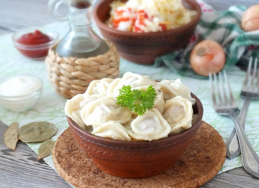 1. Этап. Пельмени из трёх видов мяса: Пельмени отварите с добавлением лука и лаврового листа в течение 10 минут после того, как они всплыли. Подавайте горячими с любимыми соусами. Приятного аппетита!