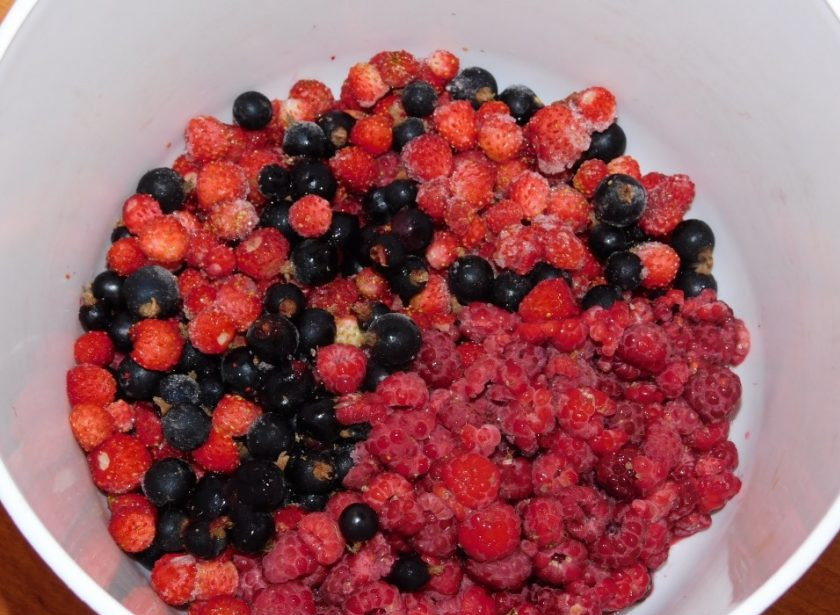 1. Этап. Летний кисель: Берем любые летние ягоды.