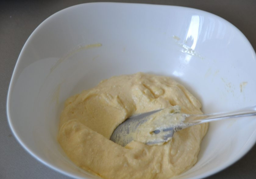 1. Этап. Творожное печенье Мышки: Хорошо размешайте творожную массу.