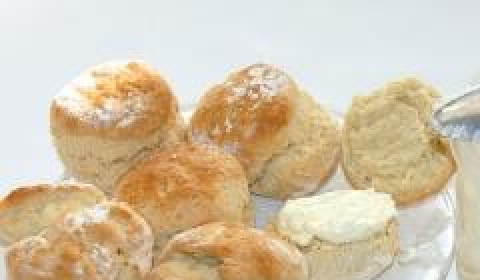 1. Этап. Сконы со сливочным кремом: Готовые сконы разрезаем по палам, намазываем кремом, присыпаем какао, соединяем половинки обратно и кладем пару ломтиков банана. Английское лакомство к чаю готово!