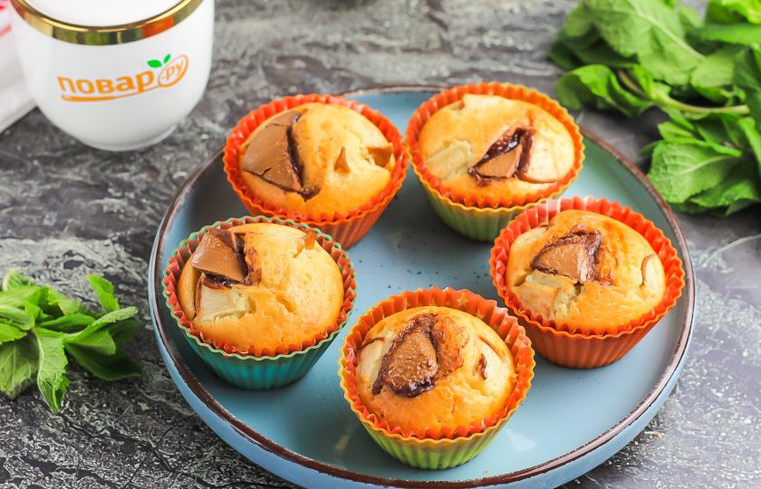 1. Этап. Маффины с шоколадом и грушей: Разогрейте духовку до 180 градусов и поместите в нее заготовки маффинов. Испеките примерно 15-20 минут до румяности. Затем извлеките и остудите.