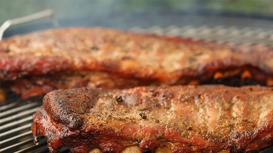 1. Этап. Ребра свиные на гриле: 6. В процессе почаще переворачивайте и смазывайте соусом Барбекю. Подавайте ребрышки к столу с овощами и любимым соусом. Приятного аппетита!