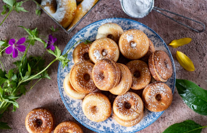 1. Этап. Пончики в мультипекаре: Готовые пончики немного охладите, присыпьте сахарной пудрой и подавайте к столу.