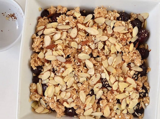 1. Этап. Овсяный крамбл: 7. Сверху присыпьте миндалем. Теперь овсяный крамбл в домашних условиях можно отправить в разогретую до 180 градусов духовку.