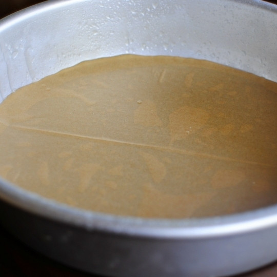 1. Этап. Яблочный торт: Форму для запекания диаметром 27 см сбрызгиваем маслом и застилаем кондитерской бумагой.