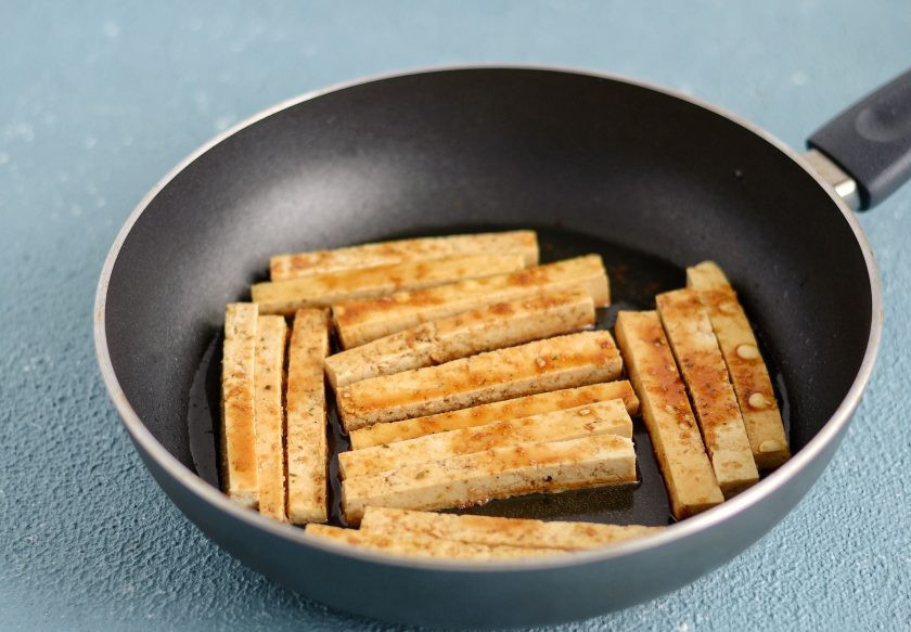 1. Этап. Тайские роллы: Тофу нарежьте брусочками, добавьте сухой чеснок и соевый соус. Обжарьте тофу со всех сторон на среднем огне до золотистой корочки.