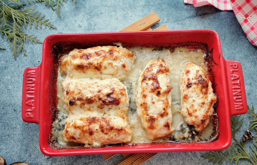 1. Этап. Куриные рулетики с грибами, маслинами и сыром: Поставьте в горячую духовку и запекайте при температуре 180 градусов в течение 30 минут. Спустя время готовые рулетики достаньте и подавайте к столу.