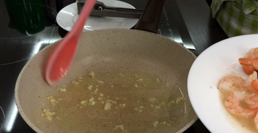 1. Этап. Закуска из манго с креветками: 2. На разогретой сковороде с оливковым маслом слегка поджарьте измельченный чеснок. Обжарьте креветки с лимонным соком до готовности (2 минуты). Слейте креветки через сито.