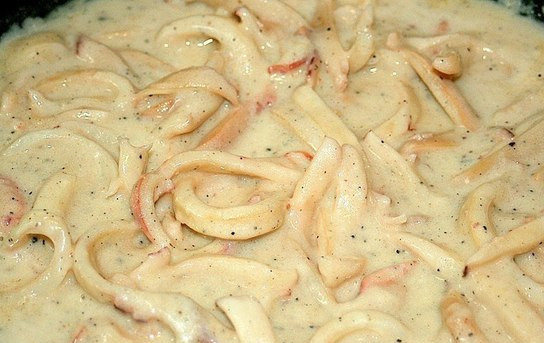 1. Этап. Кальмары в сметанном соусе: 4. В сметане кальмары тушатся несколько минут. Именно в этот момент их можно поперчить и после готовности переложить в специальное блюдо с высокими бортами. Подавать кальмары можно с картофельным пюре или рисом. Также неплохо они сочетаются со свежими овощами.