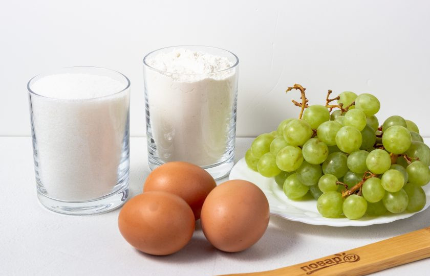 1. Этап. Шарлотка с виноградом: Подготовьте все необходимые ингредиенты.