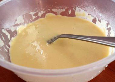 1. Этап. Кляр для суши: Когда роллы свернули аккуратно, делаем кляр: яйцо взбейте, добавьте холодную воду и темпурную муку. По консистенции должно быть похоже на тесто на оладьи.