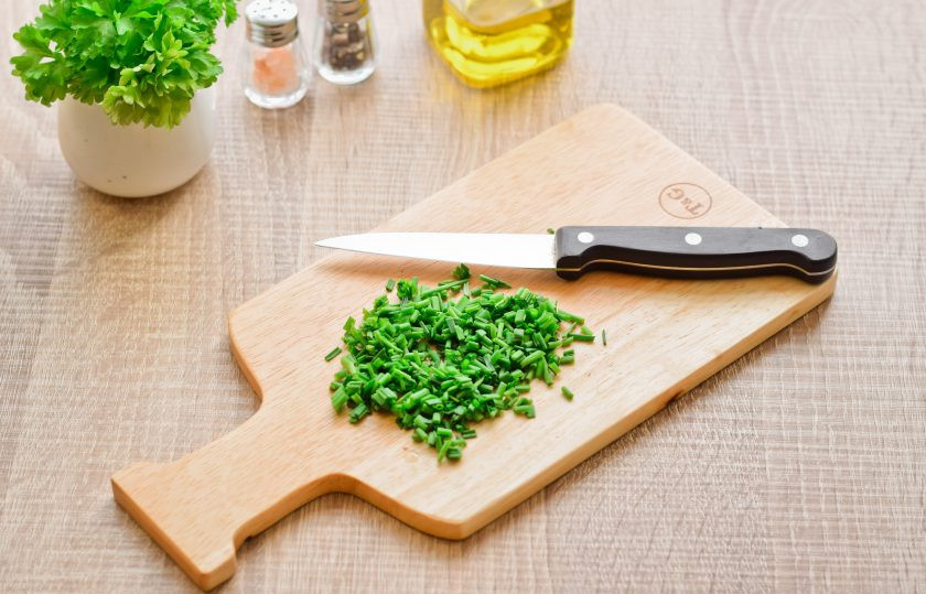 1. Этап. Яичница с мексиканской смесью: Зеленый лук мелко нарежьте.