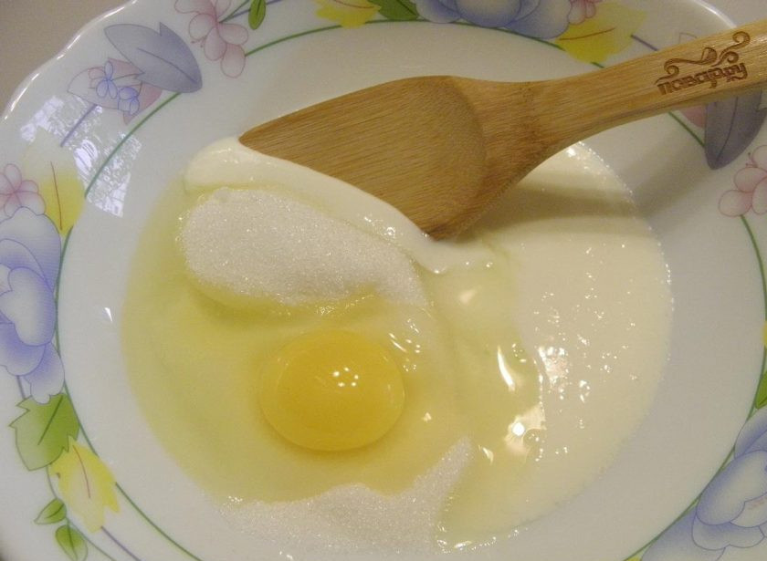 1. Этап. Сметанник шоколадный: 2. Сначала нужно приготовить корж. Смешайте сметану с яйцом и сахаром.