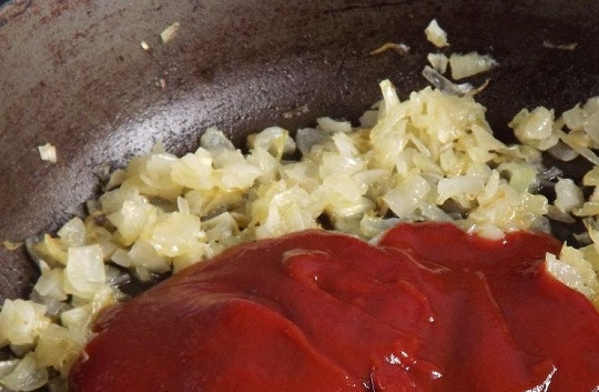 1. Этап. Солянка простая: 5. В сковороду добавьте томатный соус. Перемешайте, посолите и поперчите по вкусу, выложите в бульон.