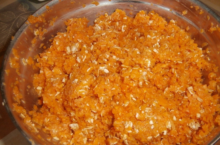 1. Этап. Диетические сладости к чаю: Морковь и тыкву очищаем. Измельчаем мякоть в блендере, перемешиваем с яйцами, овсянкой, солью и специями.