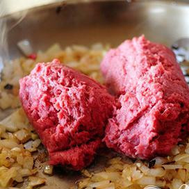 1. Этап. Индейка и салат-латук: Добавьте фарш...