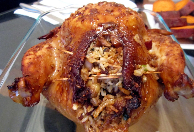 1. Этап. Курица, фаршированная рисом, в духовке: Если курица начнет подгорать сверху, накройте ее фольгой, но лично мне нравится коричневая ароматная корочка на мясе. Приятного всем аппетита!
