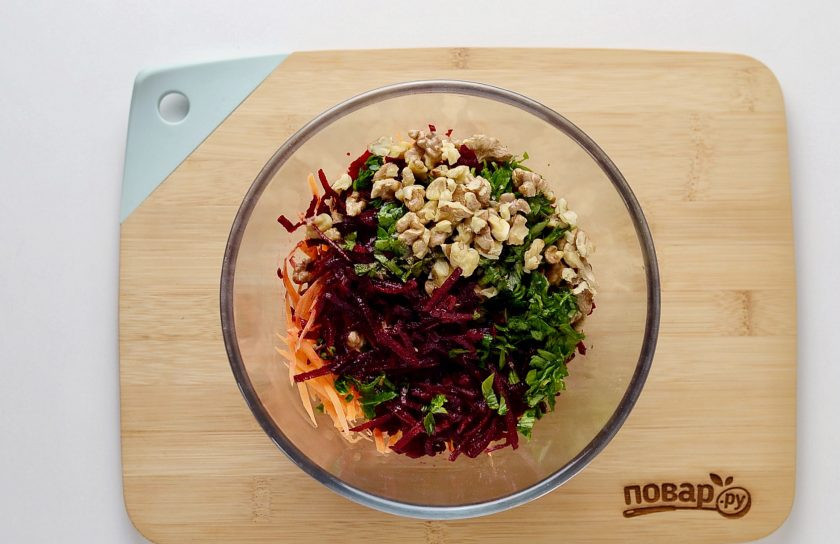 1. Этап. Салат из свежей свеклы: Соедините все ингредиенты вместе, заправьте салат лимонным соком и оливковым маслом. Посолите и поперчите по вкусу, перемешайте.