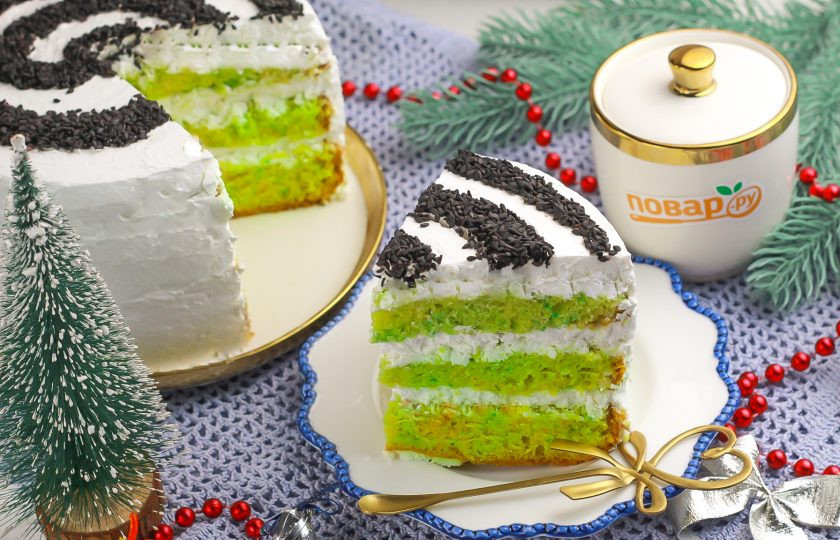 1. Этап. Торт Змея на Новый год: Нарежьте торт порционными ломтиками и подайте к столу с различными напитками: лимонадом, чаем, кофе или белым вином. Приятного вам аппетита!