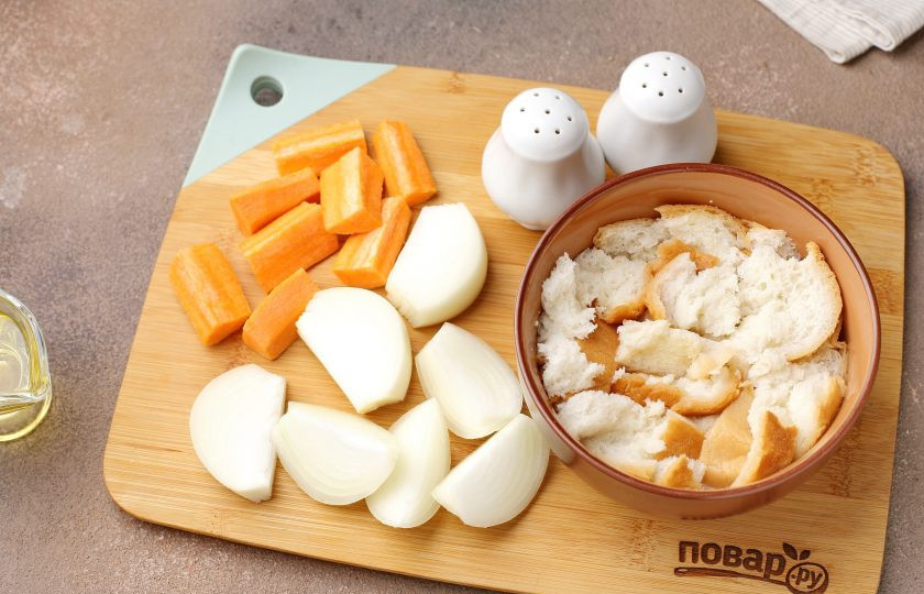 1. Этап. Котлеты из минтая с сыром: Лук и морковь очистите и нарежьте кусочками. Хлеб раскрошите руками и замочите в воде или молоке.