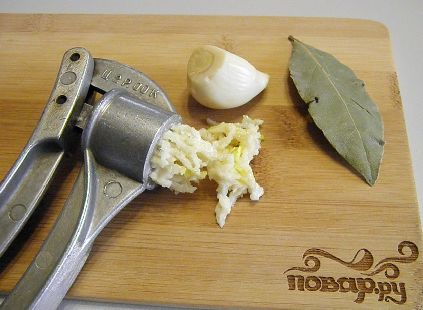 1. Этап. Икра из баклажанов кусочками: Чеснок продавите через пресс. Вымойте лавровый листочек.