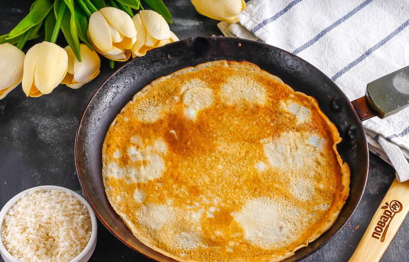 1. Этап. Кокосовый блинный торт: После чего испеките блины, разогрев сковороду и смазав ее первый раз маслом. Обжаривайте блины с каждой минуты по 1-2 стороны.