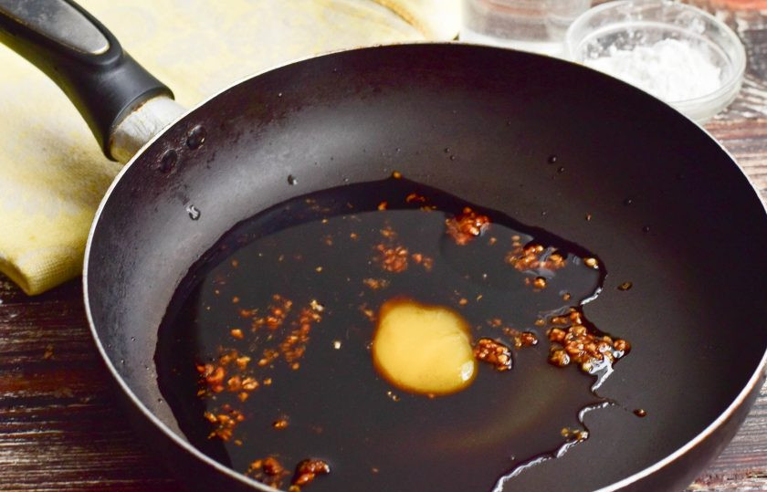 1. Этап. Кальмары в соусе терияки: Перелейте массу в сковороду. Выложите мед.