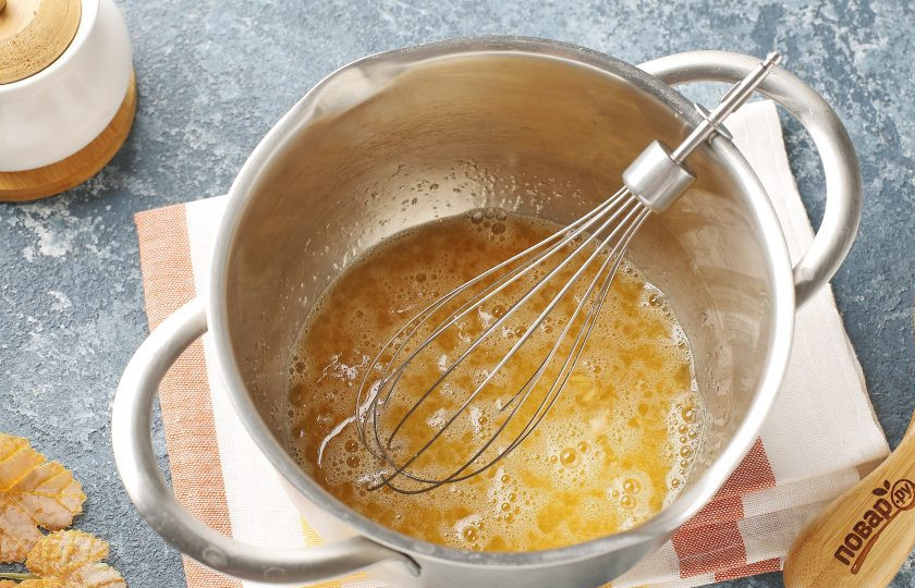 1. Этап. Рисовые блинчики: Взбейте яйца с сахаром и солью.