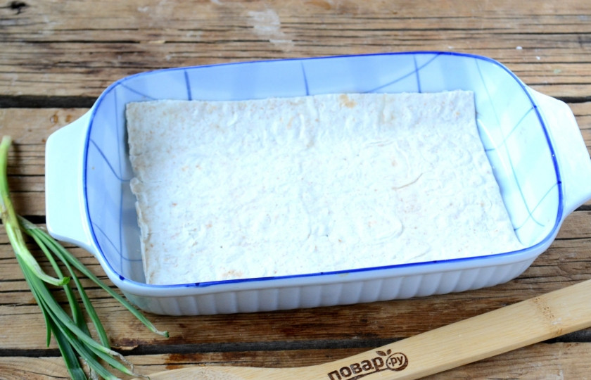 1. Этап. Сырный пирог из армянского лаваша: Из лаваша вырежьте 5 листов по размеру формы для запекания.