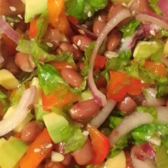 Салат с авокадо и овощами