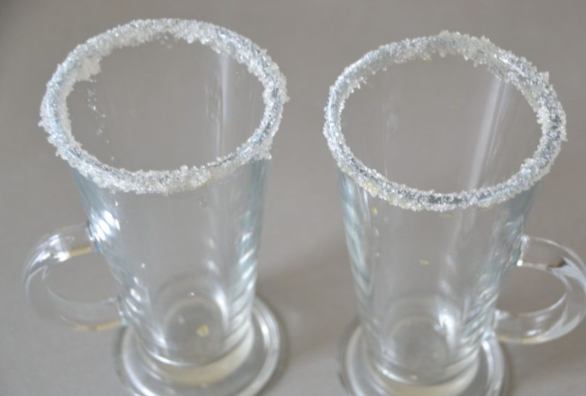 1. Этап. Безалкогольный глинтвейн на гранатовом соке: У бокала получился красивый сахарный ободок.