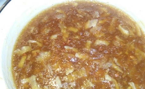 1. Этап. Лимонный джем с имбирем: 6. Повторите эту процедуру еще два раза. В результате, когда джем будет готов, он изменит цвет (станет янтарным). Загустеет, в нем появится естественная желейность. Отсудите и угощайтесь. Теперь вы знаете, как приготовить лимонный джем с имбирем. Приятного чаепития!