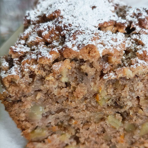 1. Этап. Яблочно-ореховый кекс: Для выпечки кекса можно использовать круглую форму диаметром 23 см или прямоугольную. Выпекаем 45–50 минут при температуре 180°С.