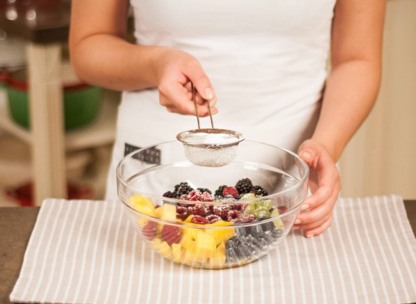 1. Этап. Салат с фруктами: 5. Смешиваю все ингредиенты в салатнике, добавляю сок одного лимона и посыпаю сахарной пудрой, аккуратно перемешиваю.