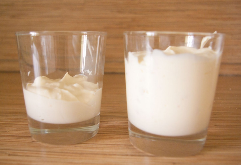 1. Этап. Сливочно-творожный мусс: 7. Теперь выкладываем творожную массу в стакан, затем поливаем ягодным соусом, затем снова творожная масса — и снова ягодный соус. И так, пока не дойдете до верха стакана.