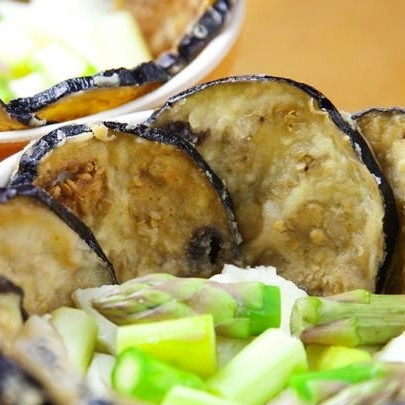 1. Этап. Запеканка из баклажанов: Далее выкладываем в формочки несколько шариков моцареллы и нарезанную спаржу.