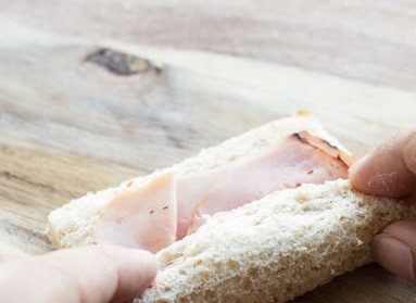 1. Этап. Рулетики с колбасой и сыром: 3. Аккуратно свернуть хлеб рулетом.