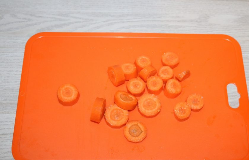 1. Этап. Домашний зельц из свиной рульки: Морковь почистите, нарежьте крупными колечками.