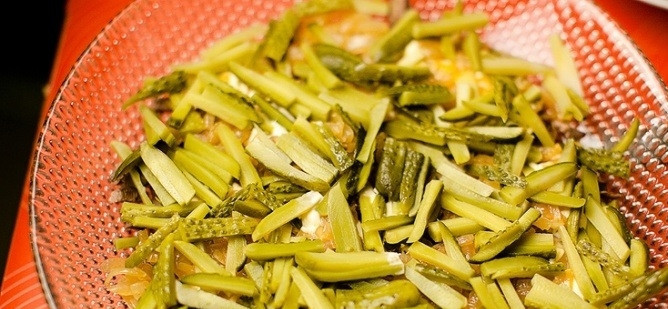 1. Этап. Слоеный салат с печенью: 10. Выкладываю половину измельченных соленых огурцов.