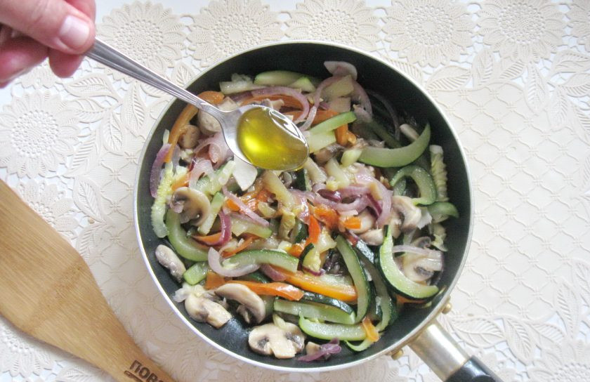 1. Этап. Овощи по-тайски: Добавьте мёд и соль по вкусу.