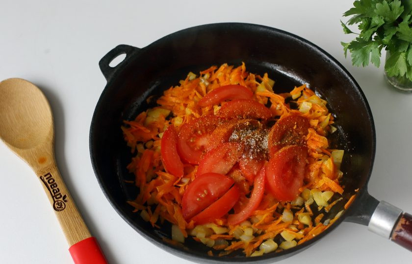1. Этап. Суп с гречкой и фасолью: Обжарьте до мягкости и добавьте нарезанный дольками помидор. Можно добавить 1-2 щепотки сахара и любимые специи.